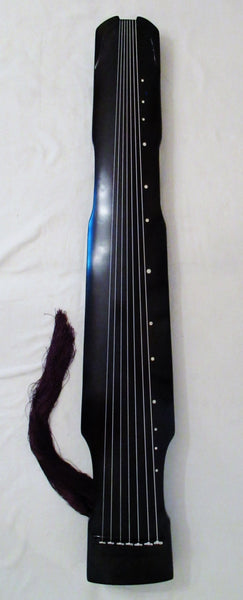 古琴,中尼风格。设置和调音,准备演奏仲尼式古琴