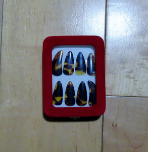 Guzheng nails  ( 8 pieces).  High grade. With beautiful case 古筝指甲，高级